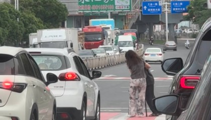 赣州女司机下车搀扶老人过马路，所有车辆等候4分钟，目击者：静静等待，没人按喇叭
