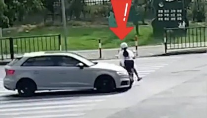 女子闯红灯被撞反问“车主无责吗?”,交警的回答全网怒赞!