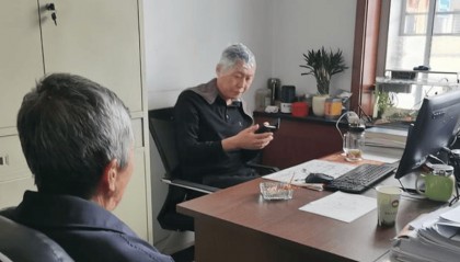 山西临县自然资源局一干部头上戴着染发的薄膜肩上还披着理发的毛巾接待来访人员!