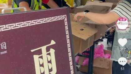 河南开封一景区50万件雨衣免费发放,游客:这就是格局!