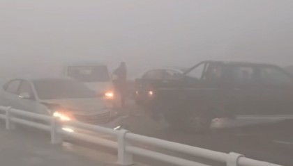 辽宁盘锦一大桥多车连环相撞，现场有人倒地不起，交警：大雾造成，伤者已送医