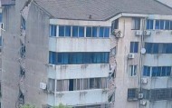 镇江一小区楼栋发生沉降居民撤离，墙体严重变形露出砖块，附近商户：小区有二三十年历史