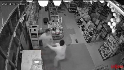 超市老板凌晨被医生入室打死,官方称两家因灯光有纠纷,老板妻子:打人者家属已道歉