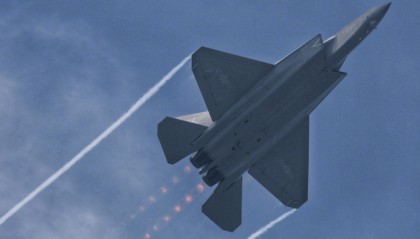 歼35一言不合开加力!拉出漂亮马赫环垂直爬升,为何不如苏57精彩