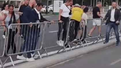 俄媒:扎哈罗娃发布视频,显示“身着运动服的冯德莱恩在G20峰会期间翻越围栏”