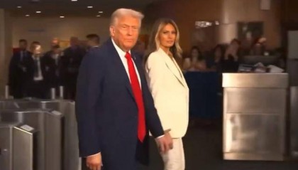 特朗普1小时“骂”遍全球,称中国资助战争,马克龙当场“回怼”