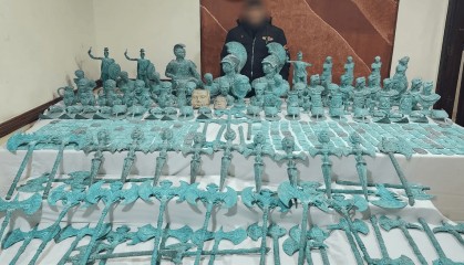 两男子从海底偷数百件文物，在埃及被捕