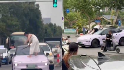 女子持械当街打砸多辆轿车，被顶在挡风玻璃上前行，当地：女子当场被控制，警方介入调查