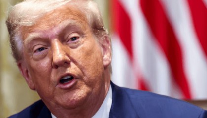 中方连抛3820亿美债,美国担忧的事来了,关键时刻巴菲特清空中企股票,信号不简单