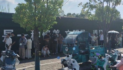 揭秘“鸡排哥”和“鸡排家族”:没火前他免费教亲戚炸鸡摆摊,走红后亲戚都来帮忙打下手