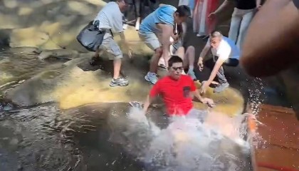 张继科拍瀑布时突然落水,游客纷纷伸手想拉住他,景区:事发九龙洞,人没事