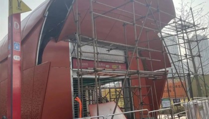 被吐槽像“棺材”的地铁口开始拆除，灵感与观感为何差这么远？