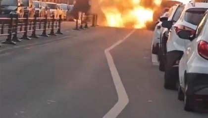 南京浦口一车辆爆燃，当地：事发小路上，无人员伤亡