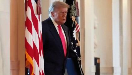 中国误判了美国？特朗普在对华出狠招，中方早已察觉事不简单