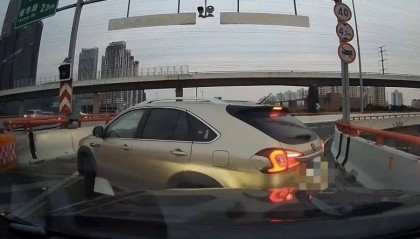 离谱！事发上海高架，一SUV开错路，竟原地掉头逆行