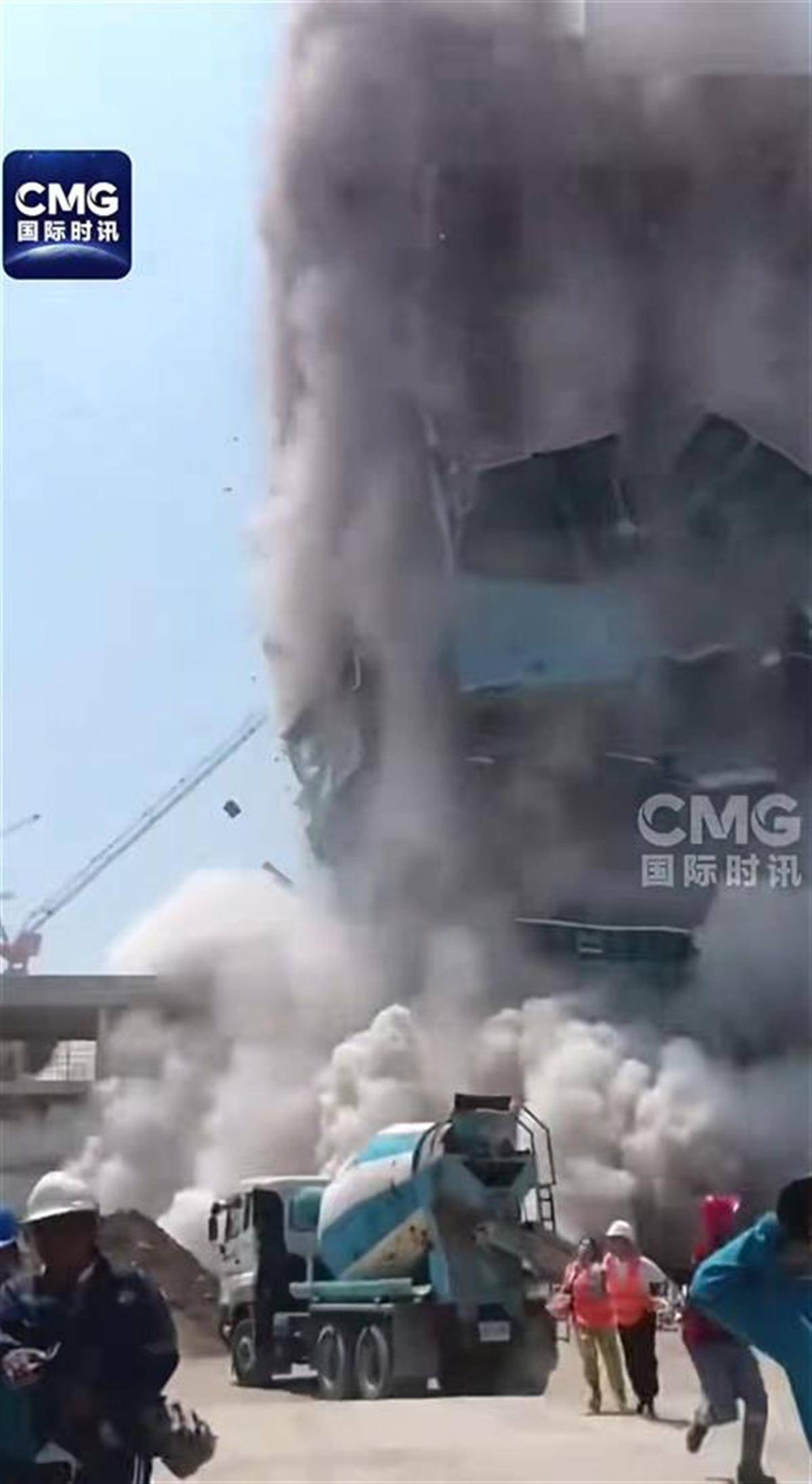 曼谷一在建大楼倒塌43人失踪，泰国总理紧急中断在普吉岛的会议，证券交易所股票交易暂停