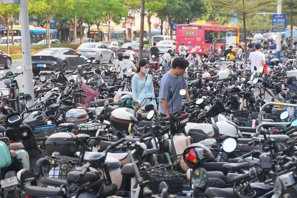广州将严查地铁口周边无牌“电鸡”