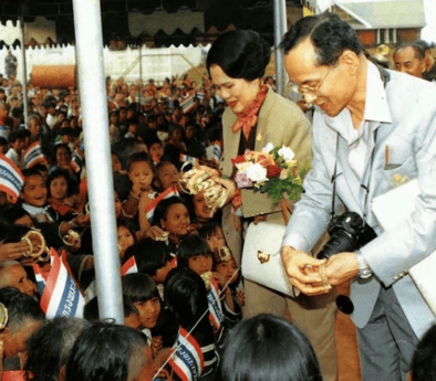 泰国王太后诗丽吉去世，留下19顶奢华王冠和她的传奇一生