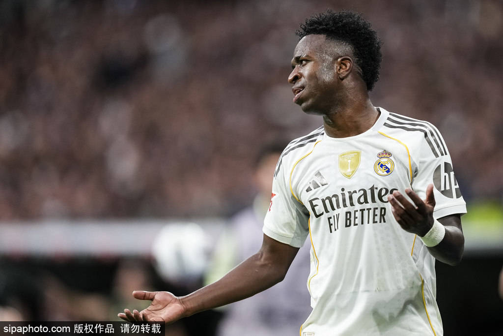 变脸怪!维尼修斯被换:我要离队 赛后:坚定捍卫皇马