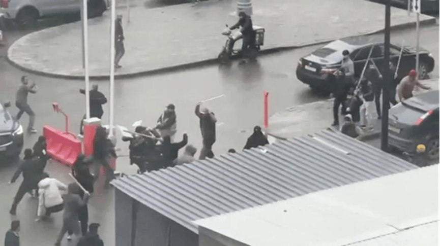 外媒:莫斯科街头发生大规模斗殴,80多人被带往警察局接受调查