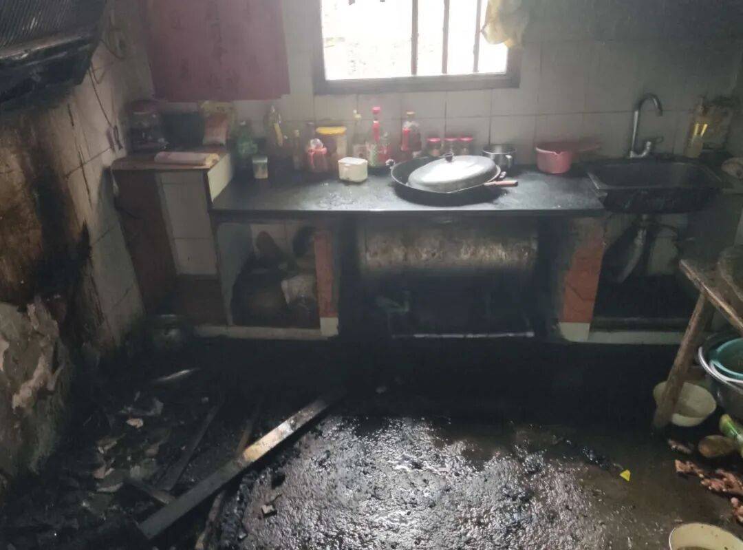 大意了!爷爷送孙子上学前忘了这件事,一家人差点无家可归!