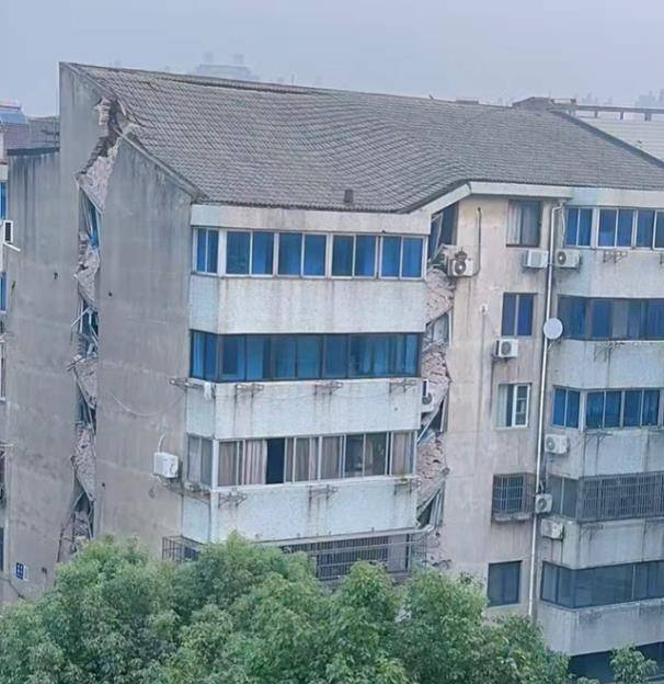 镇江一小区楼栋发生沉降居民撤离，墙体严重变形露出砖块，附近商户：小区有二三十年历史