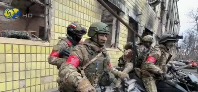 俄军摩托车冲锋队突击红军城：穿插乌军阵地，对纵深目标迂回渗透