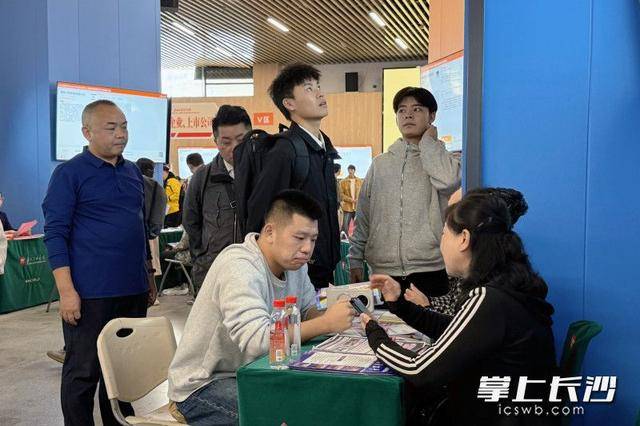 700余名退役军人及军属长沙求职，165人达成意向